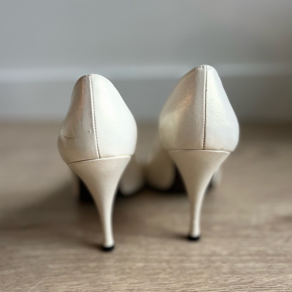 Vintage Stuart Weitzman White/Cream Pointed-Toe Leather Pumps Heels - Picture 7 of 9